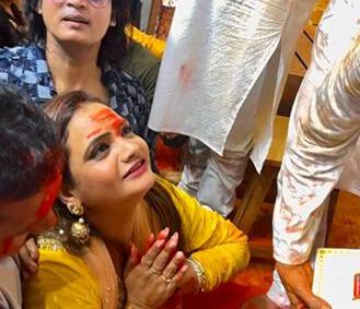 Actor Mukesh J Bharti And Producer Manju Bharti Seek Blessings At The  Lalbaugcha Raja